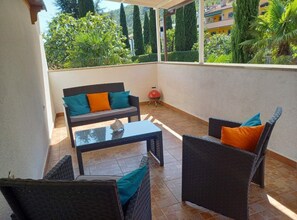 Apartment (One Bedroom Apartment with Balcony) | Wohnzimmer | 32-Zoll-Flachbildfernseher mit Digitalempfang