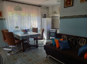 Appartement (One Bedroom Apartment with Balcony) | Salle de séjour | Télévision à écran plat de 32 pouces avec chaînes numériques