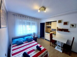 Estudio (Classic Studio Apartment with Balcony) | 1 dormitorio y wifi gratis