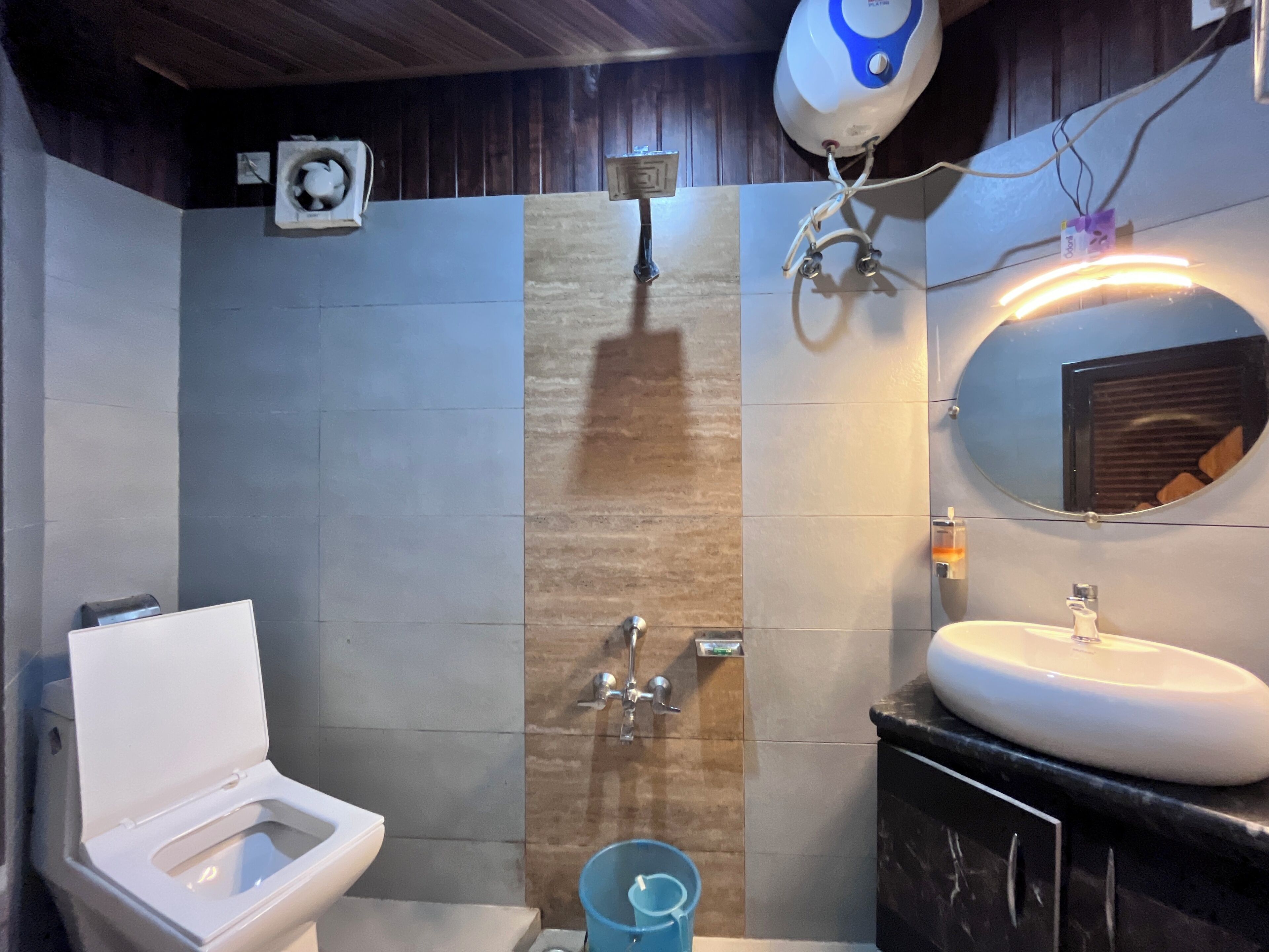 Quarto standard | Banheiro | Chinelos 