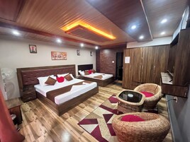 Habitación cuádruple de lujo, balcón, vistas a la montaña | Wifi gratis