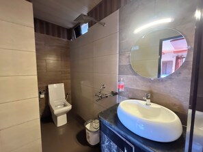 Deluxe-Doppelzimmer, Balkon, Bergblick | Badezimmer