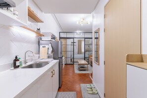 Refrigerador, microondas, parrilla de estufa y cafetera y tetera