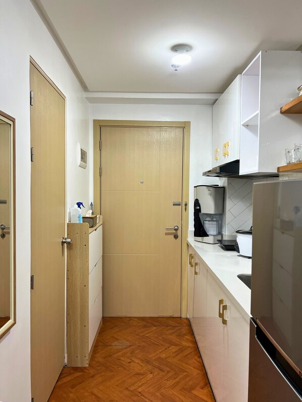 Kühlschrank, Mikrowelle, Herdplatte, Wasserkocher mit Kaffee-/Teezubehör