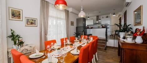 Biệt thự (Five Bedroom Villa with Pool) | Phòng ăn