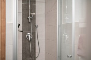Shower, hair dryer, towels - Studio Apartment 'Ferienwohnung Morgensonne' with Shared Terrace, Shared Garden and Wi-Fi (Winden im Elztal)