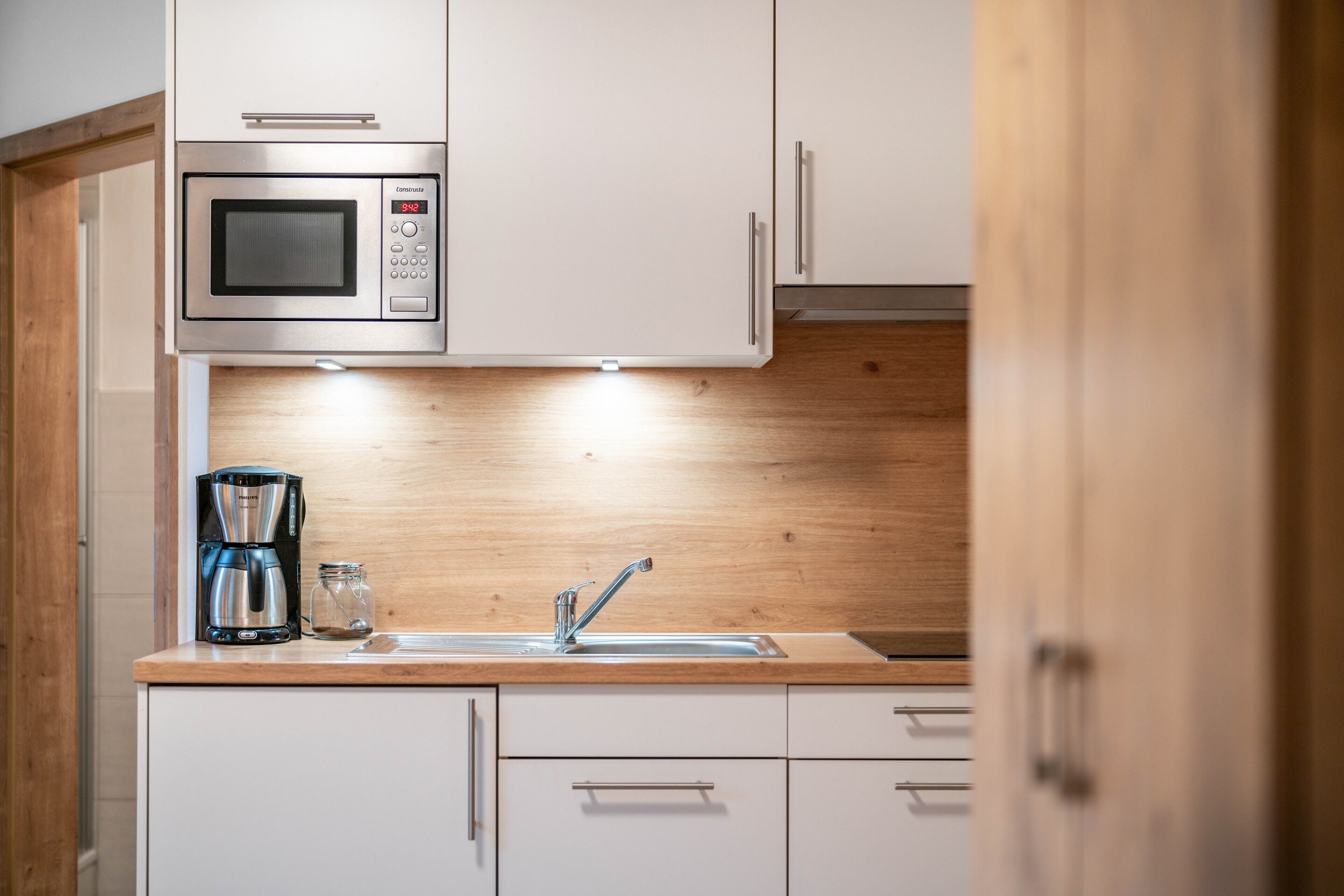 Réfrigérateur, micro-ondes, plaque de cuisson, cafetière/bouilloire