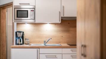 Réfrigérateur, micro-ondes, plaque de cuisson, cafetiÚre/bouilloire