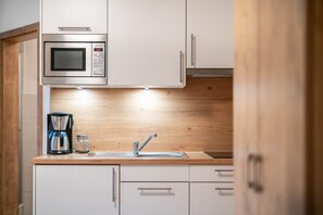 Refrigerador, microondas, parrilla de estufa y cafetera y tetera 