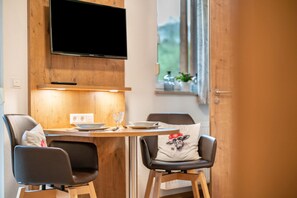 Dining - Studio Apartment 'Ferienwohnung Morgensonne' with Shared Terrace, Shared Garden and Wi-Fi (Winden im Elztal)