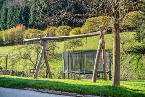 Children’s area - 'Gästezimmer Hörnlebergblick' with Shared Terrace, Garden and Wi-Fi (Winden im Elztal)
