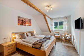 1 bedroom, free WiFi, bed sheets - 'Gästezimmer Hörnlebergblick' with Shared Terrace, Garden and Wi-Fi (Winden im Elztal)