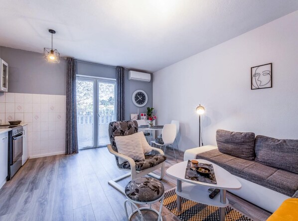 Lägenhet (One Bedroom Apartment with Balcony) | Vardagsrum | 32-tums platt-tv med kabelkanaler