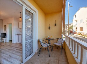 Lägenhet (One Bedroom Apartment with Balcony) | Balkong