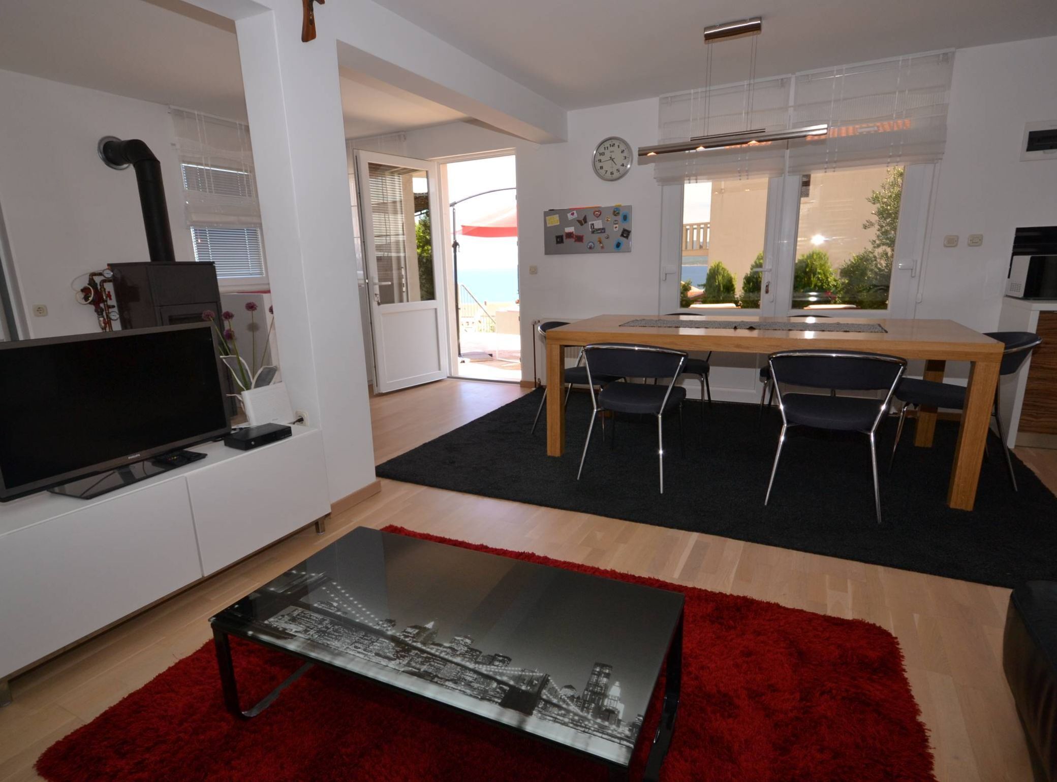 Villa (Three Bedroom Villa with Pool) | Soggiorno | TV a schermo piatto 32 pollici con canali via cavo