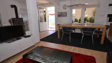 Villa (Three Bedroom Villa with Pool) | Soggiorno | TV a schermo piatto 32 pollici con canali via cavo
