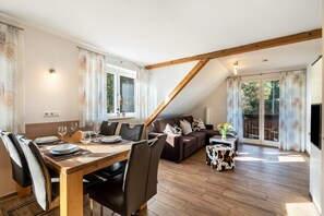 Dining - Apartment 'Ferienwohnung Heuboden' with Shared Terrace, Shared Garden and Wi-Fi (Winden im Elztal)