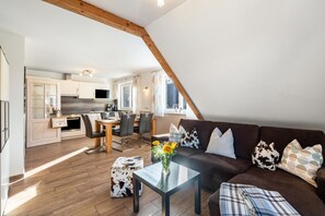 TV, ping pong, stereo - Apartment 'Ferienwohnung Heuboden' with Shared Terrace, Shared Garden and Wi-Fi (Winden im Elztal)