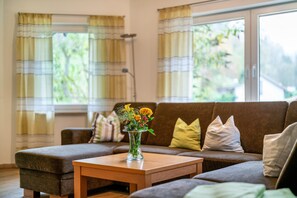 Fernseher, Kamin, Tischtennisplatte