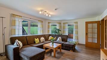 Fernseher, Kamin, Tischtennisplatte