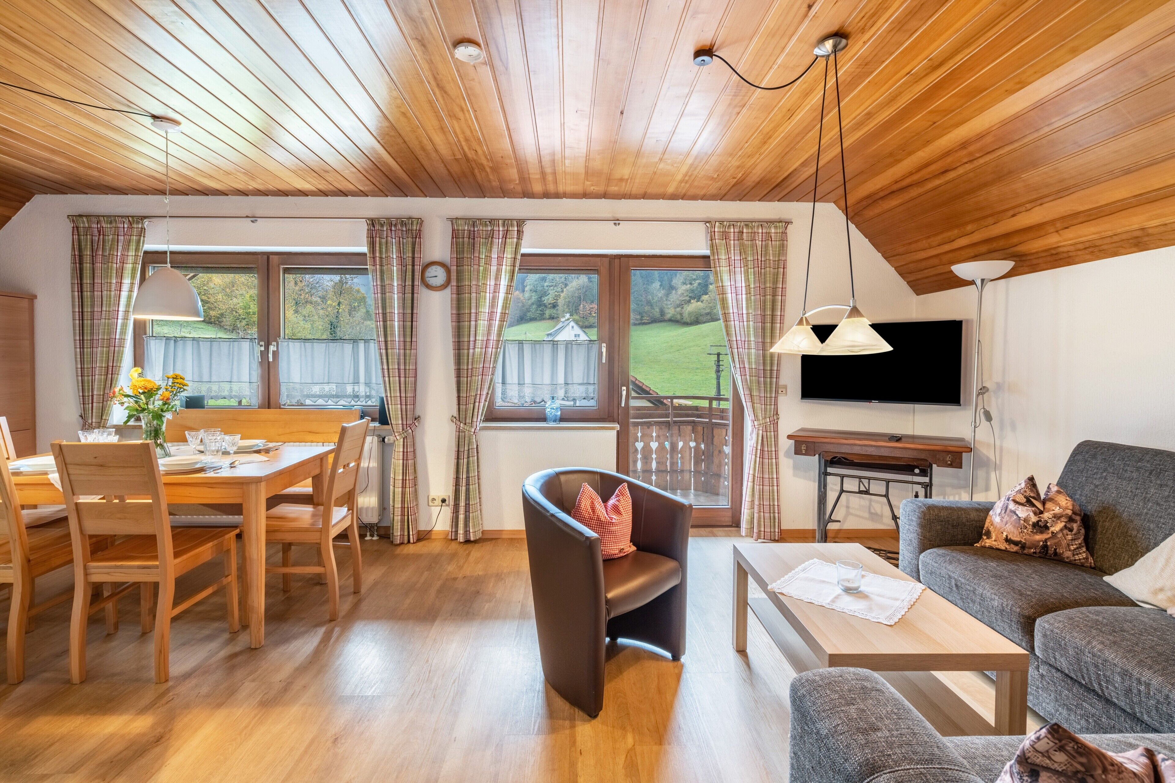 Fernseher, Kamin, Tischtennisplatte, Stereoanlage