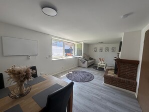 TV - Holiday Home 'M Und S - Landidyll Am Weiher' with Lake View, Private Terrace and Wi-Fi (Harsum)