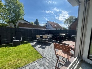 Outdoor dining - Holiday Home 'M Und S - Landidyll Am Weiher' with Lake View, Private Terrace and Wi-Fi (Harsum)