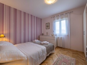 2 bedrooms, cribs/infant beds, free WiFi