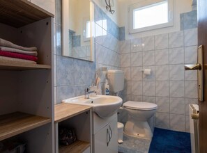 Apartment (Two Bedroom Apartment with Balcony) | Bathroom | Towels