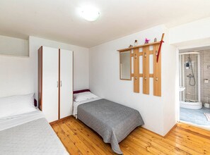 Hus (Three Bedroom Holiday Home with Pool) | 3 soverom og wi-fi (inkludert)