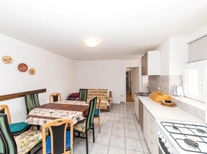 Hus (Three Bedroom Holiday Home with Pool) | Eget kjøkken | Kjøleskap