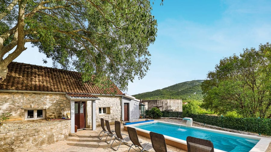 Countryside Idyllic Holiday Home With Pool