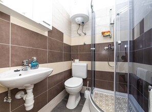 Hus (Three Bedroom Holiday Home with Pool) | Bad | Dusj og håndklær