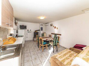 Maison (Three Bedroom Holiday Home with Pool) | Cuisine privée | Réfrigérateur