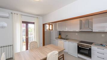 Apartemen (Three Bedroom Apartment with Terrace) | Dapur pribadi | Lemari es