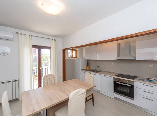 Apartment (Three Bedroom Apartment with Terrace) | Eigene Küche