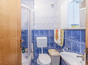 Apartamento (One Bedroom Apartment with Balcony) | Baño | Ducha y toallas