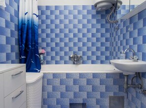 Bathtub, towels - Spacious Kastela Apartment With Balcony and Mountain Views Near the Sea (Kastela)