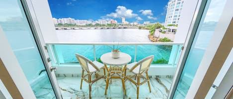 Economy studio, balkon, uitzicht op lagune | Een bureau, een laptopwerkplek, verduisterende gordijnen