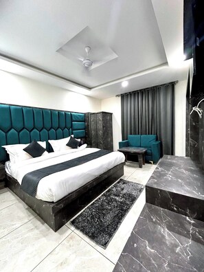 Executive Room | Desk, free WiFi - Hotel The Katra Avenue (Reasi)