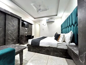 办公桌、免费 WiFi