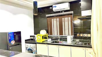 Full-sized fridge, microwave, stovetop, cookware/dishes/utensils