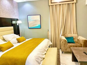 4 bedrooms, desk, laptop workspace, iron/ironing board - GoodHouse XT (Lekki)
