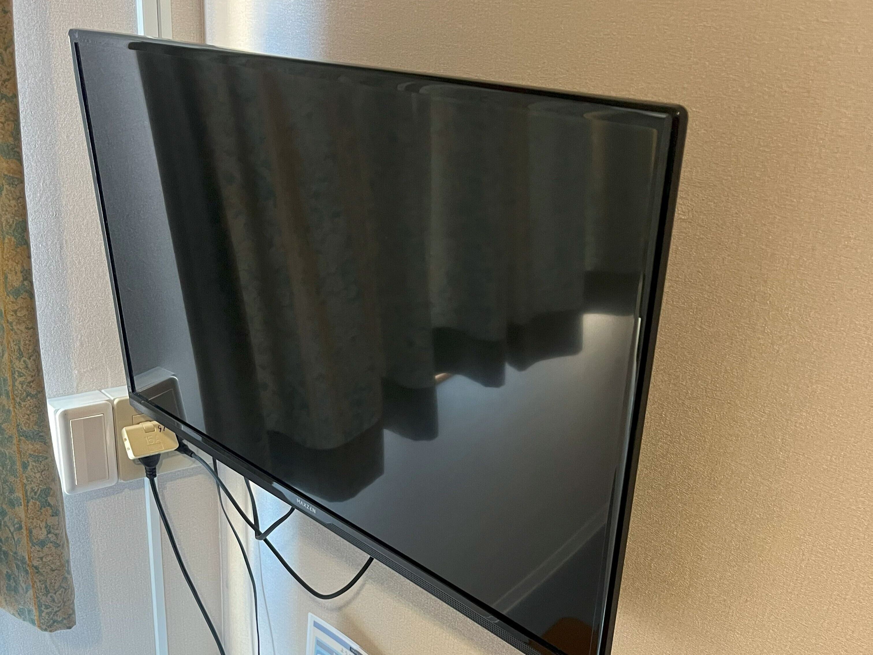 Un televisor de pantalla plana montado en la pared.
