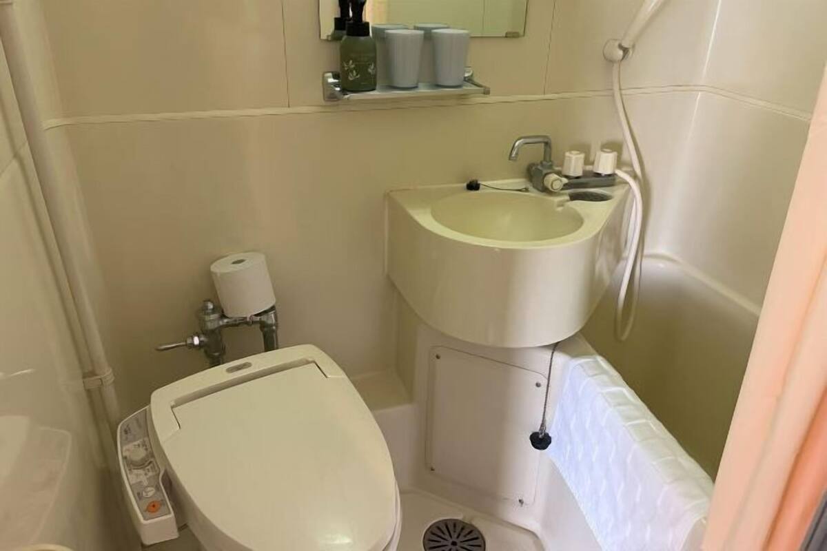 Ducha y bañera combinadas, secador de pelo, bidé y toallas