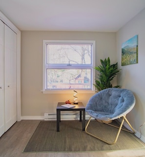 Smart TV, fireplace, books - Cozy Pocono Retreat with Hot Tub • Firepit • Games (Albrightsville)