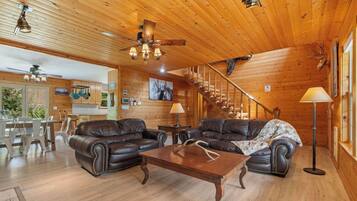 Smart TV, chimenea y futbolito