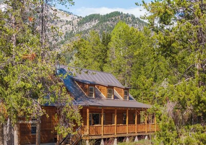 30 Min to Jackson Hole • Alpine Retreat • Hot Tub • Sleeps 12