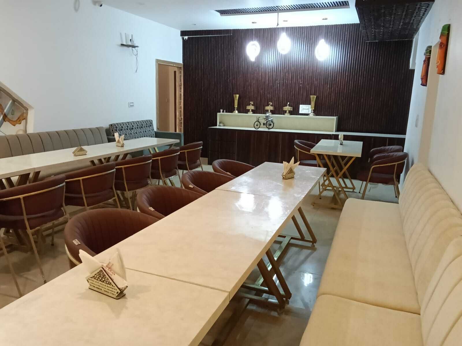 Un comedor con una mesa larga, varias sillas, un sofá y un escenario decorado.