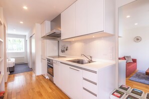 Réfrigérateur, four à micro-ondes, surface de cuisson